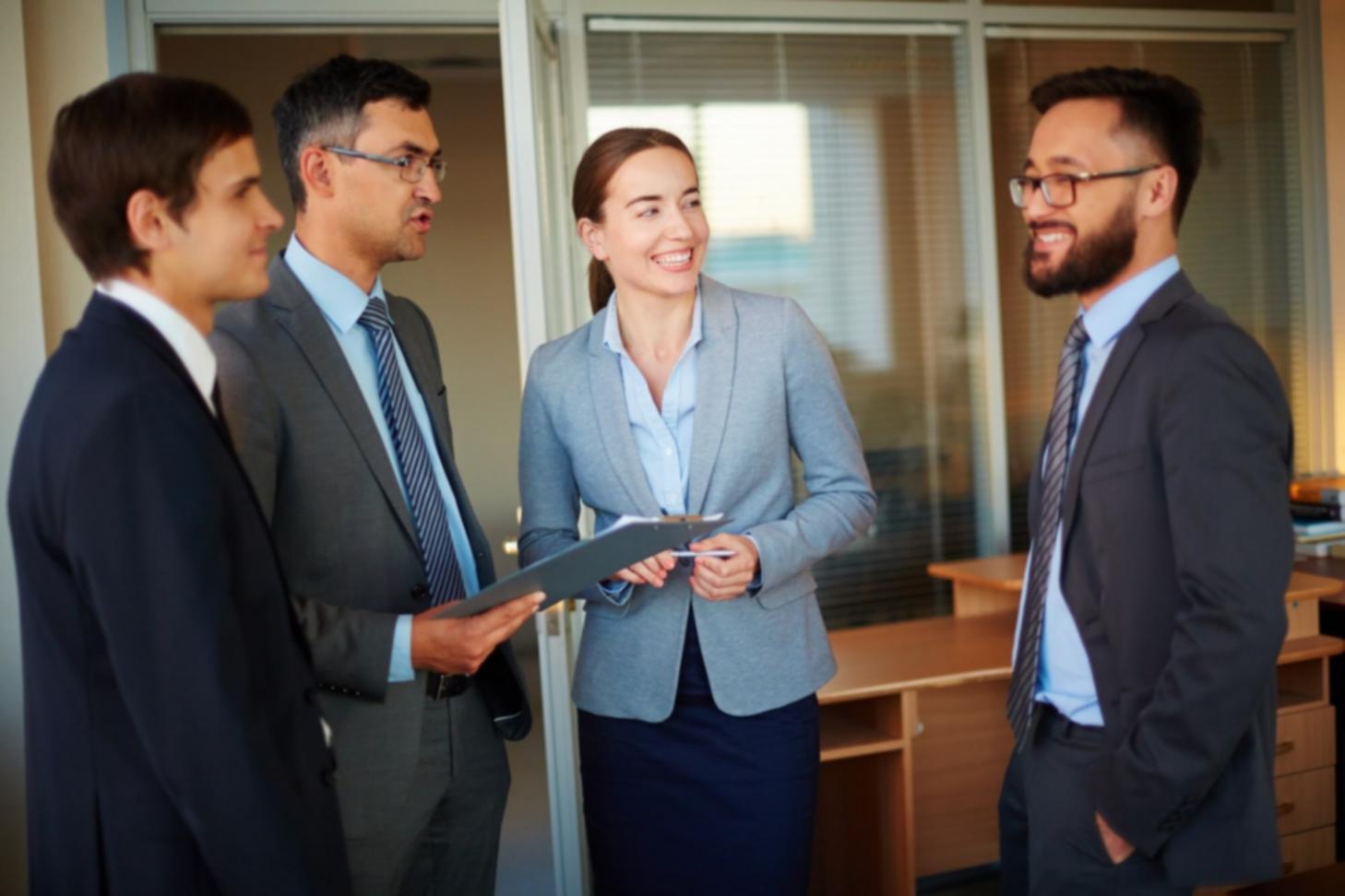 Profesional trabajando en análisis financiero